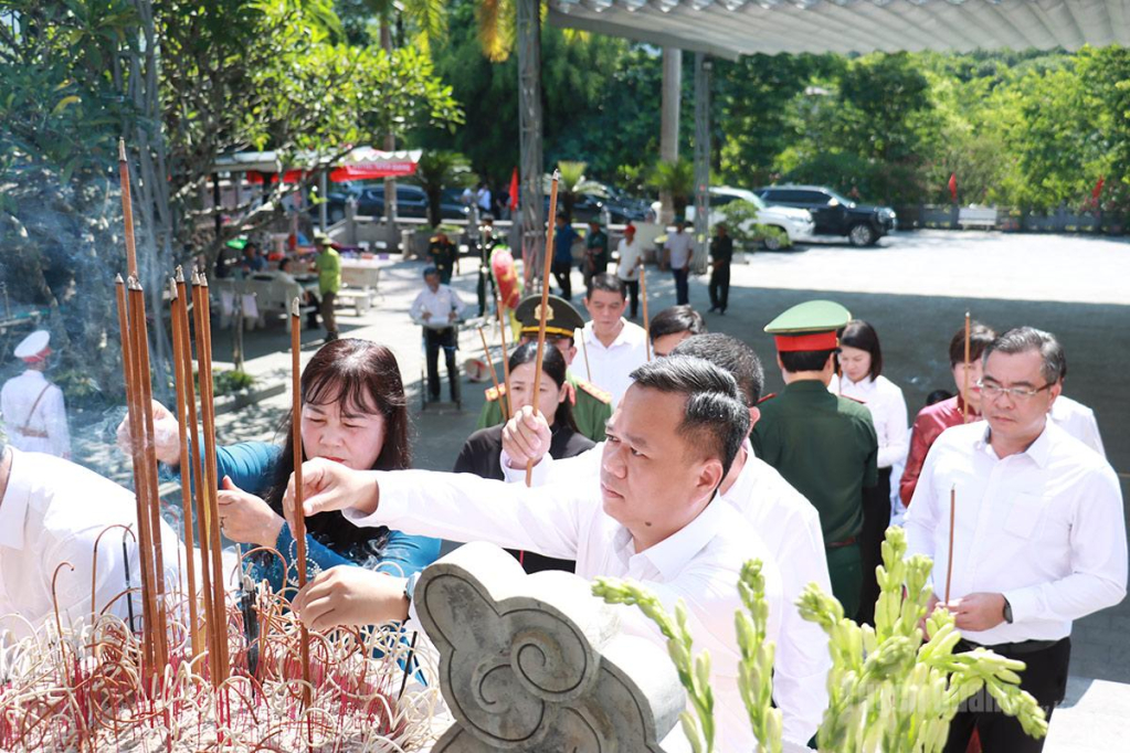 Các đại biểu thắp hương, tri ân các Anh hùng liệt sĩ tại Nghĩa trang Liệt sĩ Quốc gia Vị Xuyên.
