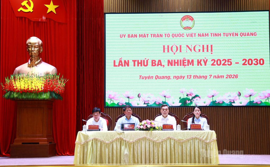 Các đồng chí chủ trì hội nghị.