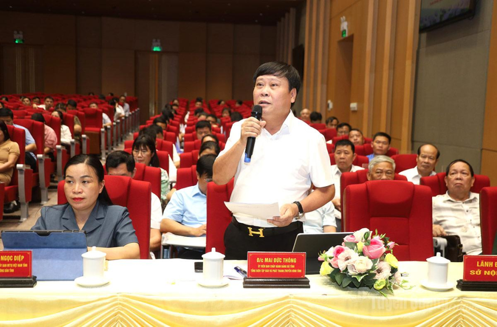 Đồng chí Mai Đức Thông, Ủy viên Ban Chấp hành Đảng bộ tỉnh, Giám đốc Báo và phát thanh, truyền hình tỉnh nêu ý kiến cần quan tâm nắm bắt tình hình Nhân dân, dư luận xã hội trên địa bàn.