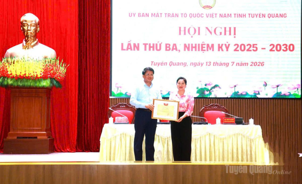 Lãnh đạo Ủy ban MTTQ Việt Nam tỉnh đã trao Bằng khen của Ủy ban Trung ương MTTQ Việt Nam cho cá nhân có thành tích xuất sắc trong công tác tổ chức bầu cử đại biểu Quốc hội khóa XVI, đại biểu HĐND các cấp nhiệm kỳ 2026 - 203.