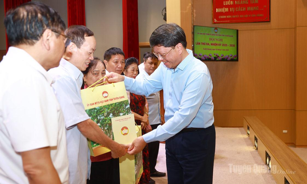 Phó Chủ tịch Thường trực Ủy ban MTTQ Việt Nam tỉnh Hà Trung Kiên tặng quà cho các đồng chí không còn là Ủy viên Ủy ban MTTQ Việt Nam tỉnh nhiệm kỳ 2025 - 2030.
