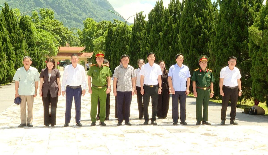  Các thành viên trong đoàn thành kính tri ân các Anh hùng liệt sĩ.