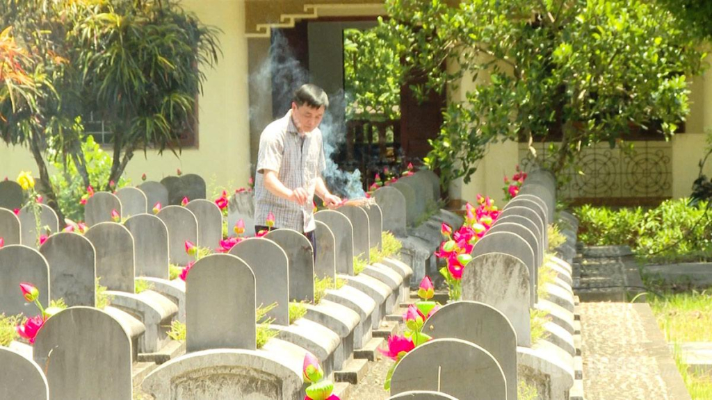 Đồng chí Phó Chủ tịch UBND tỉnh Đỗ Anh Tuấn thắp hương tưởng niệm các Anh hùng liệt sĩ.