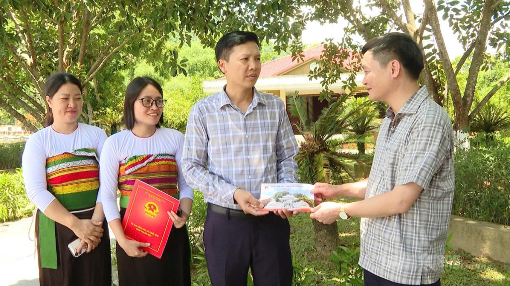 Đoàn tặng quà đại diện Ban Quản lý Nghĩa trang Quốc tế Đồng Tâm.