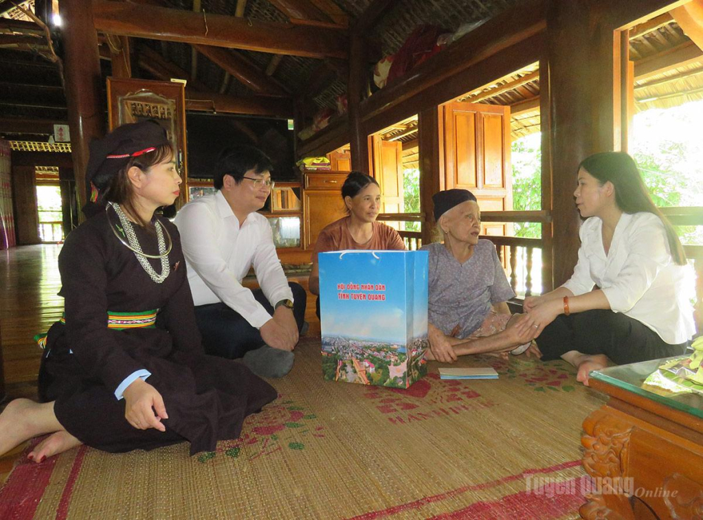 Đồng chí Lê Thị Thanh Trà thăm, tặng quà Mẹ liệt sĩ Hoàng Xuân Viên tại thôn Thượng, xã Bằng Lang.