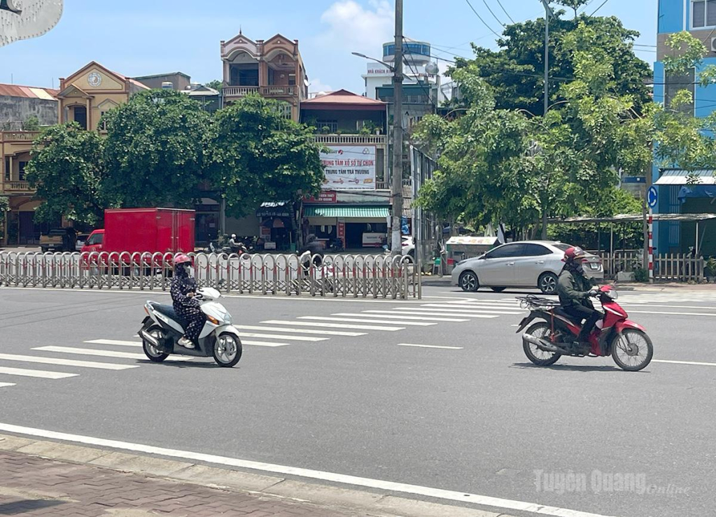 Người dân được khuyến cáo cần hạn chế ra ngoài trong khoảng thời gian từ 12 giờ đến 17 giờ nếu không thật sự cần thiết.