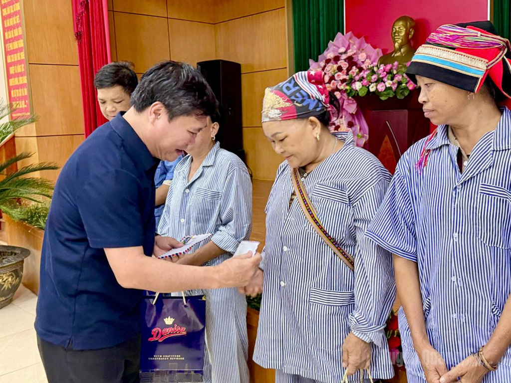 Đồng chí Mai Đức Thông, Ủy viên Ban Chấp hành Đảng bộ tỉnh, Giám đốc Báo và phát thanh, Truyền hình Tuyên Quang, Chủ tịch Hội Nhà báo tỉnh tặng quà cho bệnh nhân chạy thận tại Bệnh viện Đa khoa Hà Giang.
