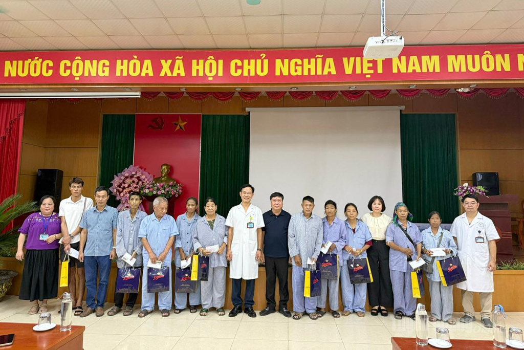 Đồng chí Mai Đức Thông, Ủy viên Ban Chấp hành Đảng bộ tỉnh, Giám đốc Báo và phát thanh, Truyền hình Tuyên Quang, Chủ tịch Hội Nhà báo tỉnh và lãnh đạo Bệnh viện Đa khoa Hà Giang tặng quà bệnh nhân chạy thận.