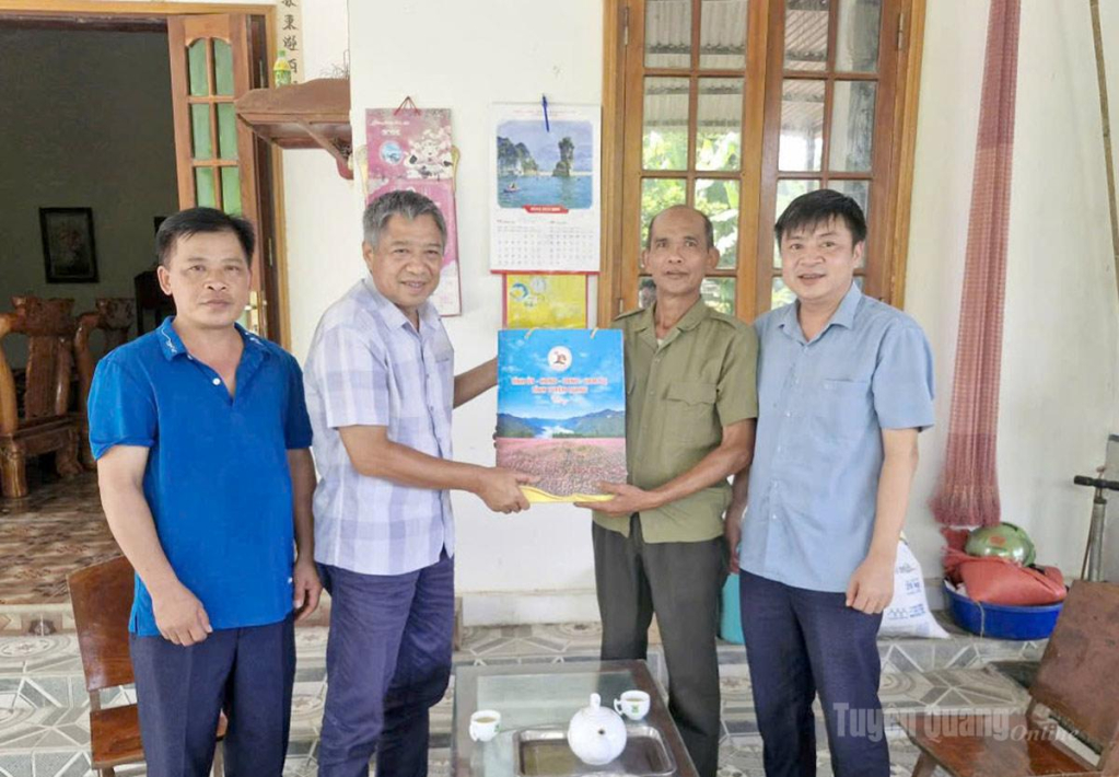 Đồng chí Nguyễn Hồng Trang thăm, tặng quà thương binh Khổng Thanh Tường, thôn Phúc An, xã Chiêm Hóa.