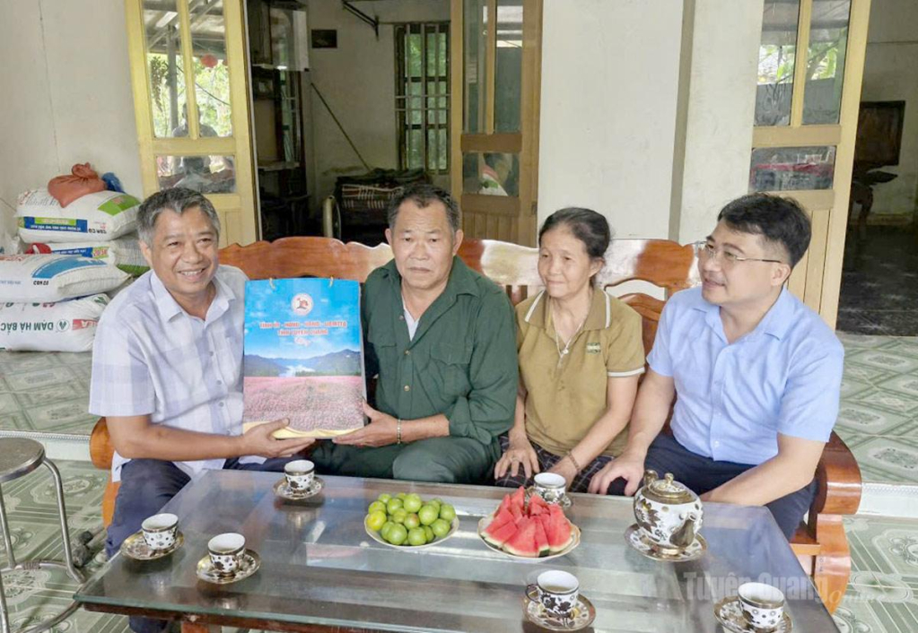 Đồng chí Phó Bí thư Thường trực chuyên trách Đảng ủy các cơ quan Đảng tỉnh Nguyễn Hồng Trang thăm, tặng quà thương binh Nguyễn Văn Thi, thôn Nhân Hòa, xã Hòa An.