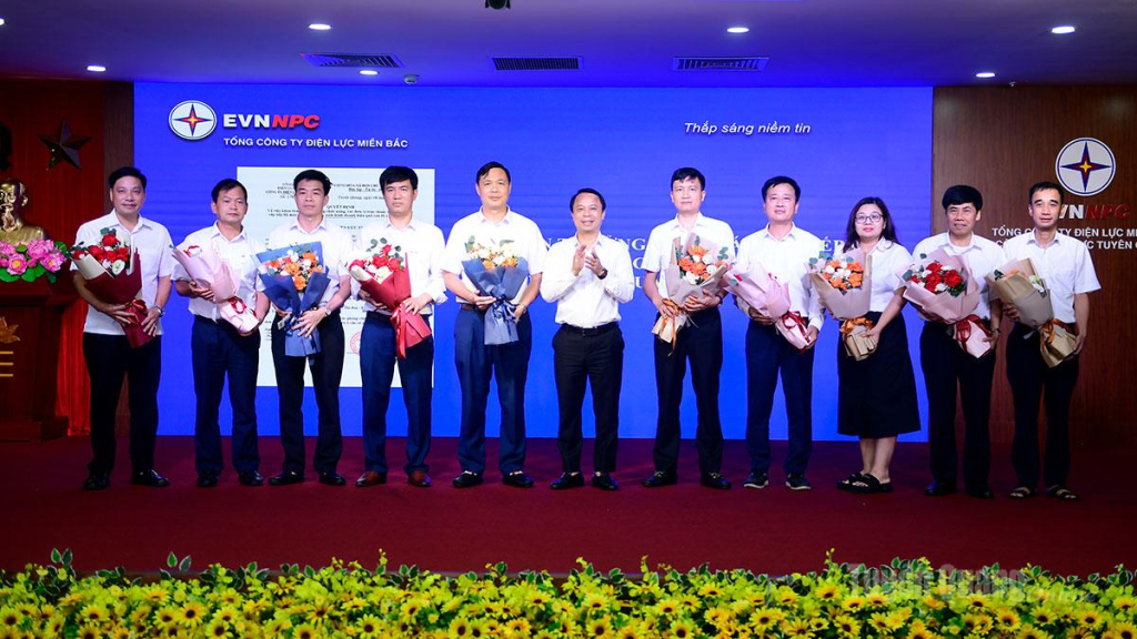 Lãnh đạo Công ty Điện lực Tuyên Quang khen thưởng cho các đơn vị có thành tích xuất sắc trong hoạt động sản xuất kinh doanh.