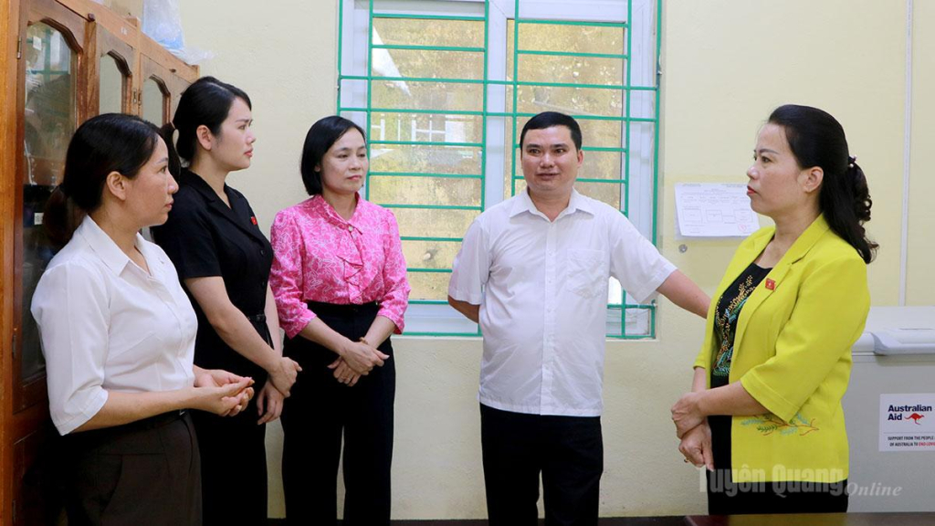 Đoàn ĐBQH khóa XVI tỉnh khảo sát tại Trạm Y tế xã Hoàng Su Phì.