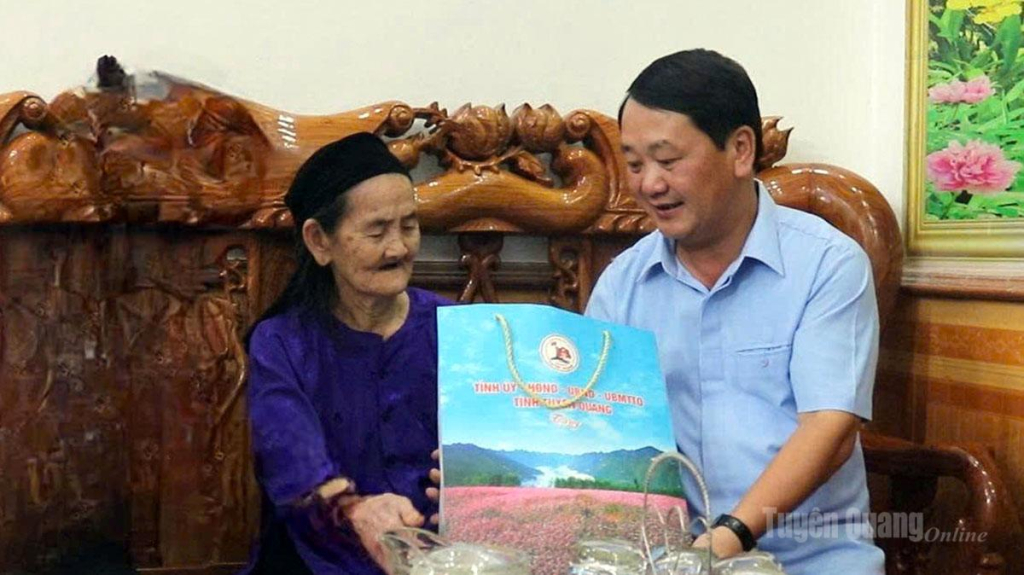 Đồng chí Bí thư Tỉnh ủy Hầu A Lềnh thăm, tặng quà Mẹ Việt Nam Anh hùng Tình Thị Lộc.