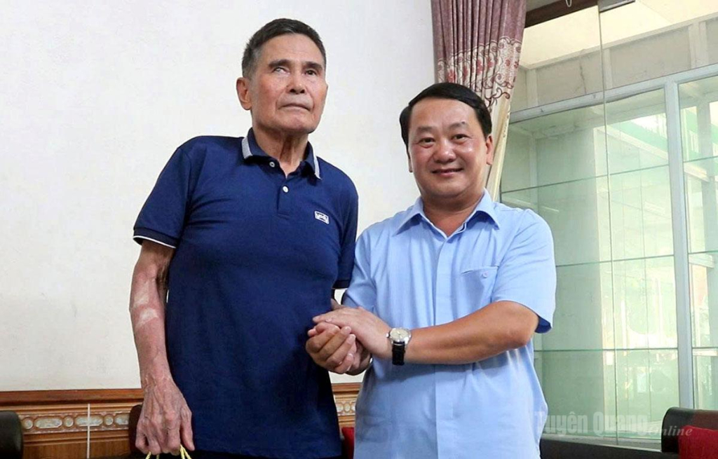 Đồng chí Bí thư Tỉnh ủy Hầu A Lềnh thăm, tặng quà thương binh Ma Kim Lân.