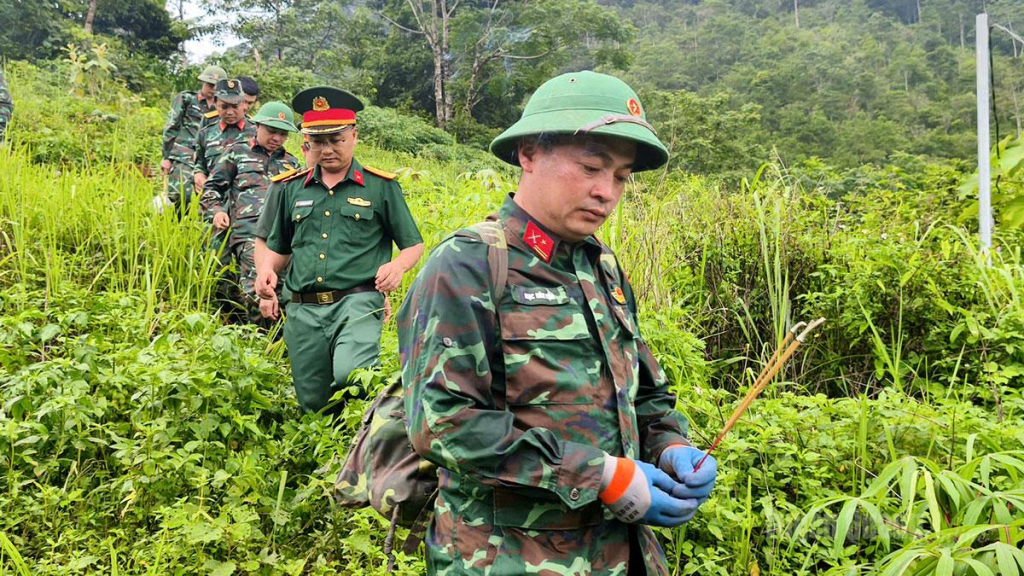 Những bước chân lặng lẽ của cán bộ, chiến sĩ trên hành trình đưa đồng đội trở về với đất mẹ.