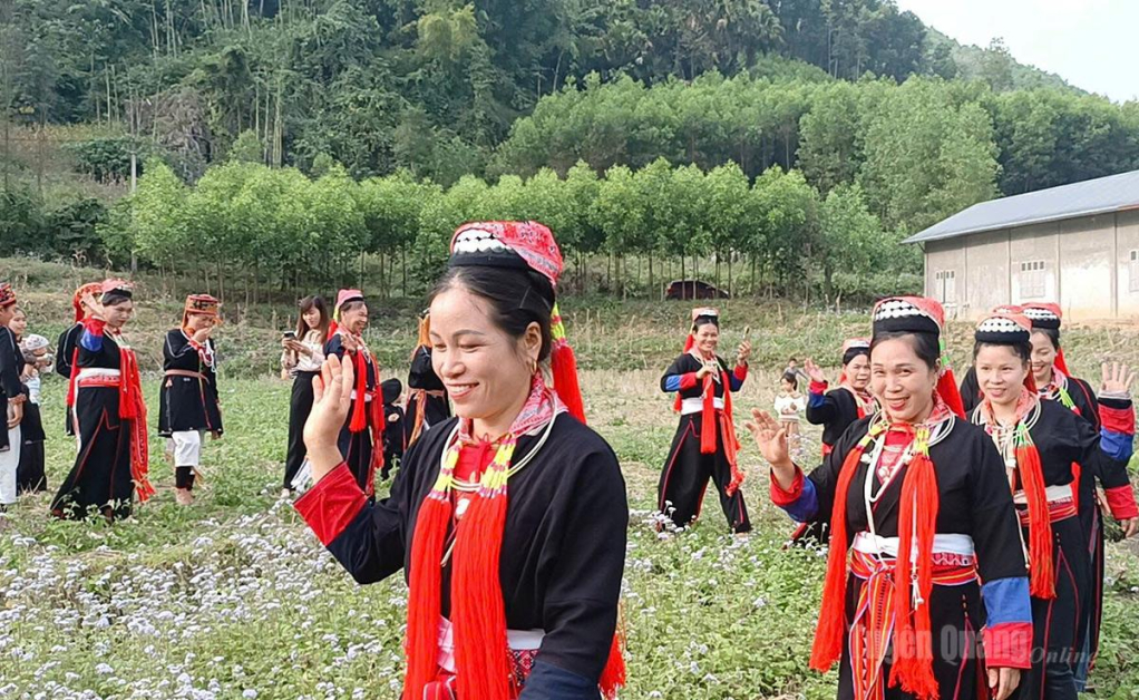 Phụ nữ Dao Thanh Y vui hội,trong ngày hội, gán kết cộng đồng.
