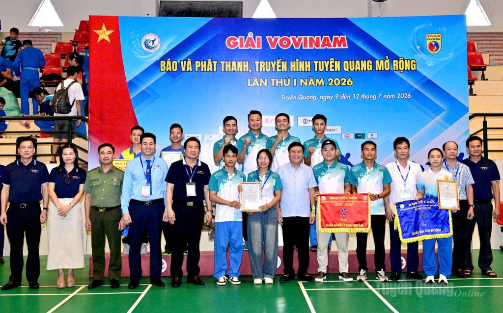 Ban Giám đốc Báo và phát thanh, truyền hình  Tuyên Quang  trao giải toàn đoàn cho các đơn vị  xuất sắc nhất. Ảnh: Quang Hòa