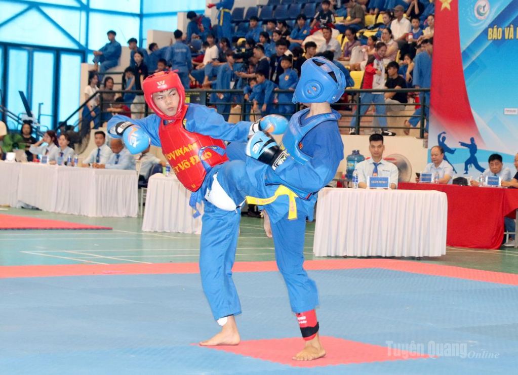 Các trận đối kháng diễn ra sôi nổi,  thể hiện bản lĩnh,  kỹ thuật và tinh thần thượng võ của  võ sinh.