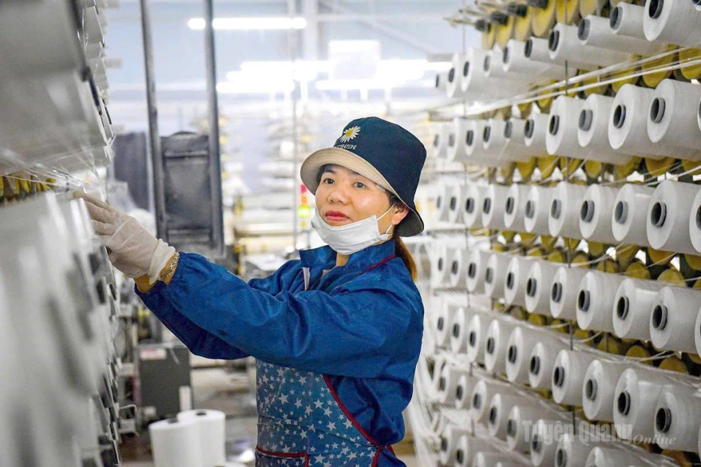 Công nhân Công ty TNHH Hitarp Việt Nam thuộc Cụm công nghiệp Phúc Ứng sản xuất vải bạt xuất khẩu.