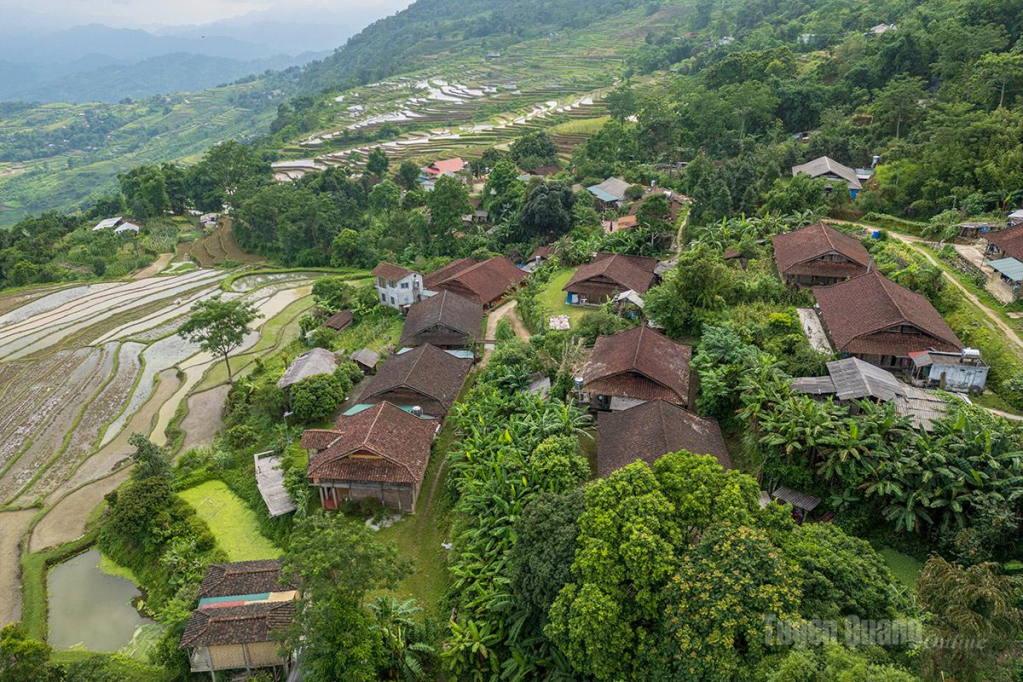Vẻ đẹp các ngôi nhà ngói âm dương của người Dao tiền xã Hồng Thái.