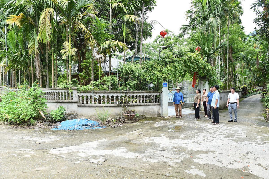 Cán bộ xã Bằng Lang, đảng viên Chi bộ thôn Yên Phú kiểm tra việc thực hiện mô hình 3 sạch.