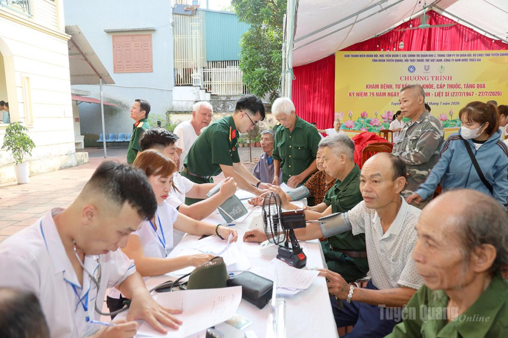 Y bác sĩ Học viện Quân y khám bệnh và tư vấn sức khỏe cho các đối tượng chính sách ở xã Linh Hồ.