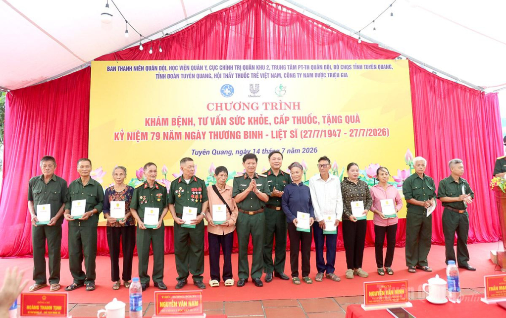 Ban tổ chức tặng quà các đối tượng chính sách, gia đình có công với cách mạng.