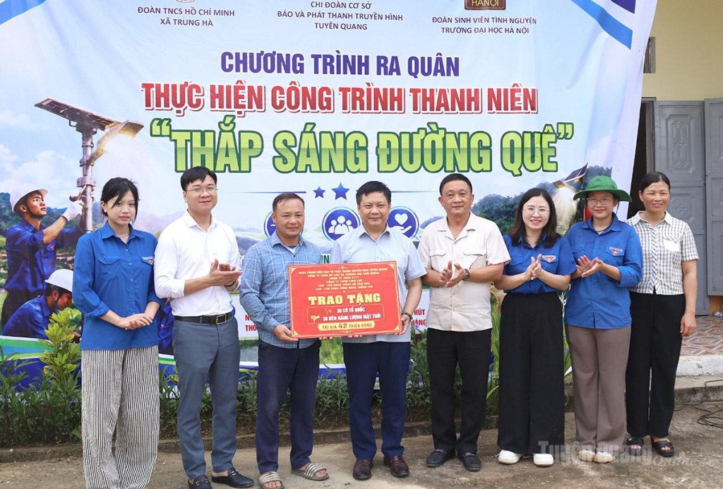 Các đại biểu trao kinh phí hỗ trợ thực hiện công trình thanh niên.