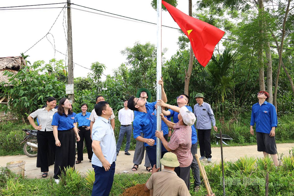 Đoàn viên thanh niên, người dân địa phương và các đơn vị đồng hành tham gia lắp đặt hệ thống đèn chiếu sáng trên tuyến đường thôn Bản Túm.