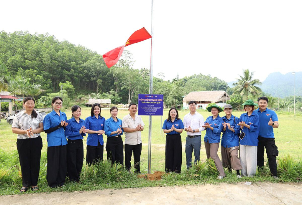 Lãnh đạo Báo và phát thanh, truyền hình Tuyên Quang cùng các đơn vị phối hợp chụp ảnh lưu niệm tại công trình thanh niên.