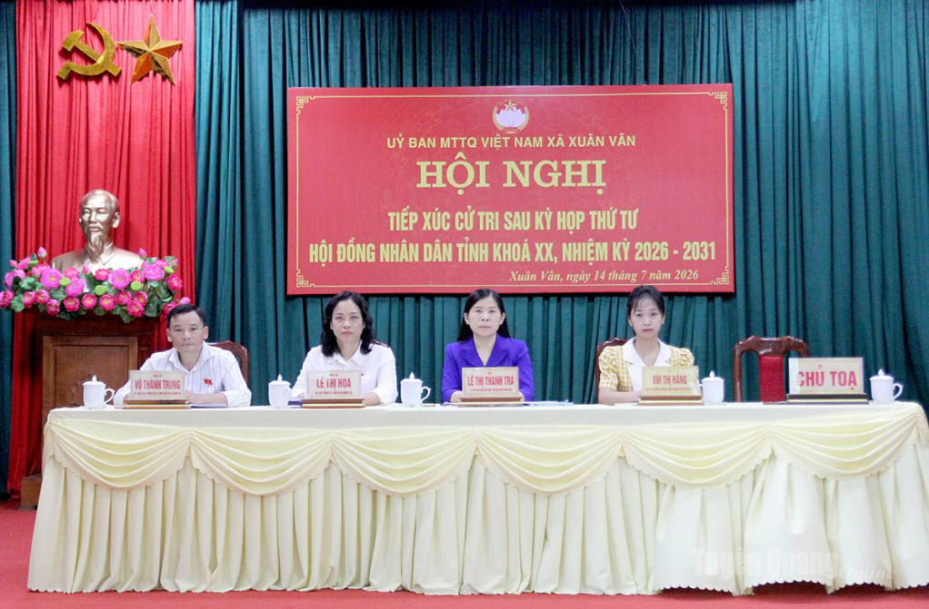 Đồng chí Phó Chủ tịch HĐND tỉnh Lê Thị Thanh Trà tiếp xúc cử tri xã Xuân Vân.