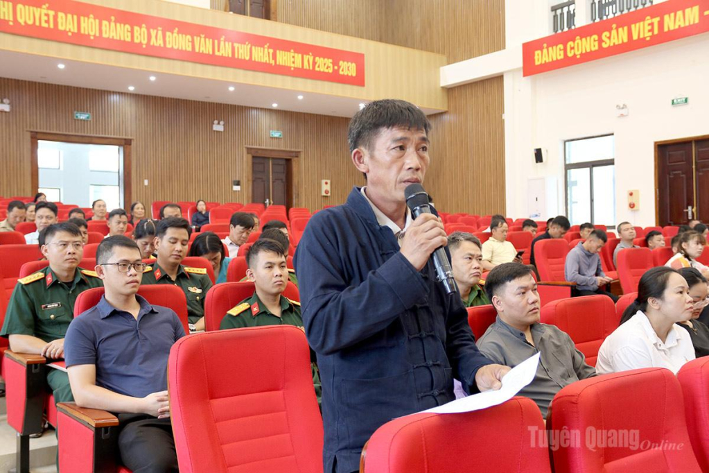 Cử tri xã Đồng Văn có ý kiến kiến nghị tại buổi tiếp xúc cử tri.