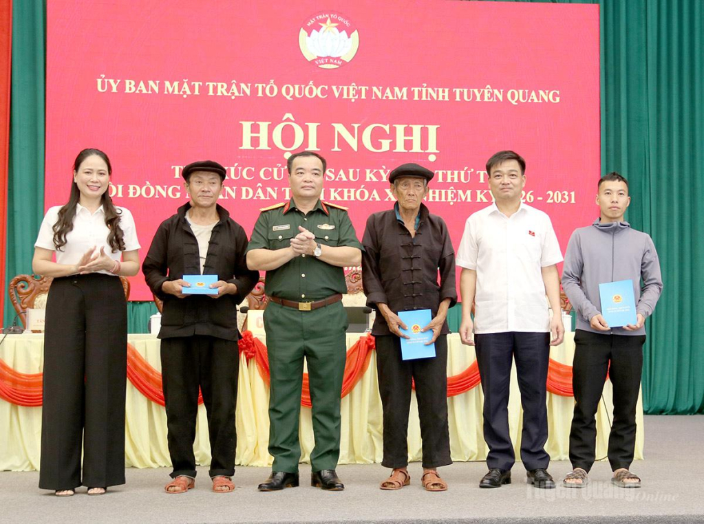 Các đại biểu HĐND tỉnh trao quà cho các hộ nghèo xã Đồng Văn.