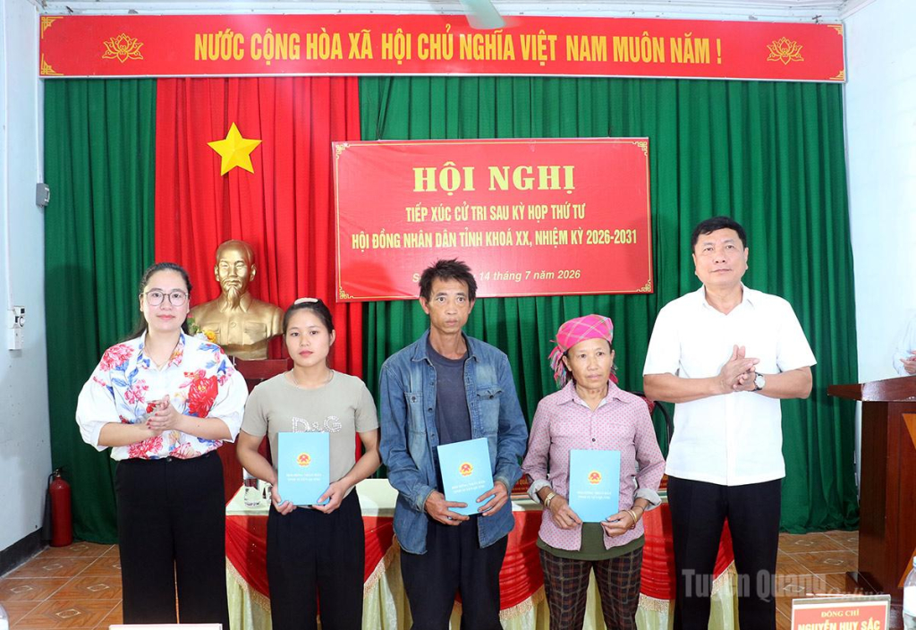 Các đại biểu HĐND tỉnh trao quà cho các hộ nghèo xã Đồng Văn.