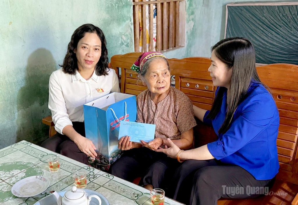 Phó Chủ tịch HĐND tỉnh Lê Thị Thanh Trà tặng quà bà Lộc Thị Tòng, thôn Đô Thượng, là mẹ liệt sĩ hi sinh tại mặt trận Vị Xuyên.