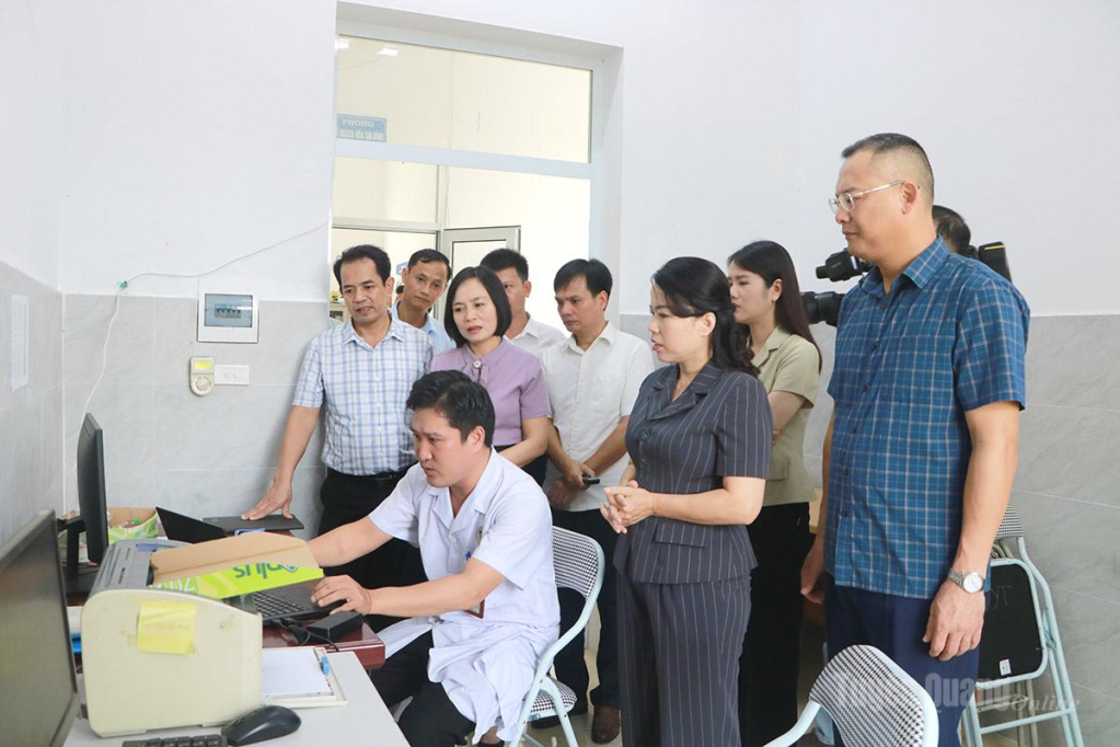Đoàn ĐBQH khóa XVI tỉnh khảo sát tại điểm Trạm Y tế Quang Bình.