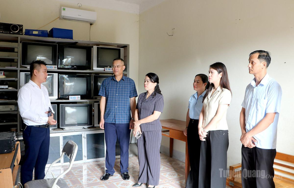 ĐBQH khóa XVI tỉnh khảo sát thực tế tại Trung tâm dịch vụ công.