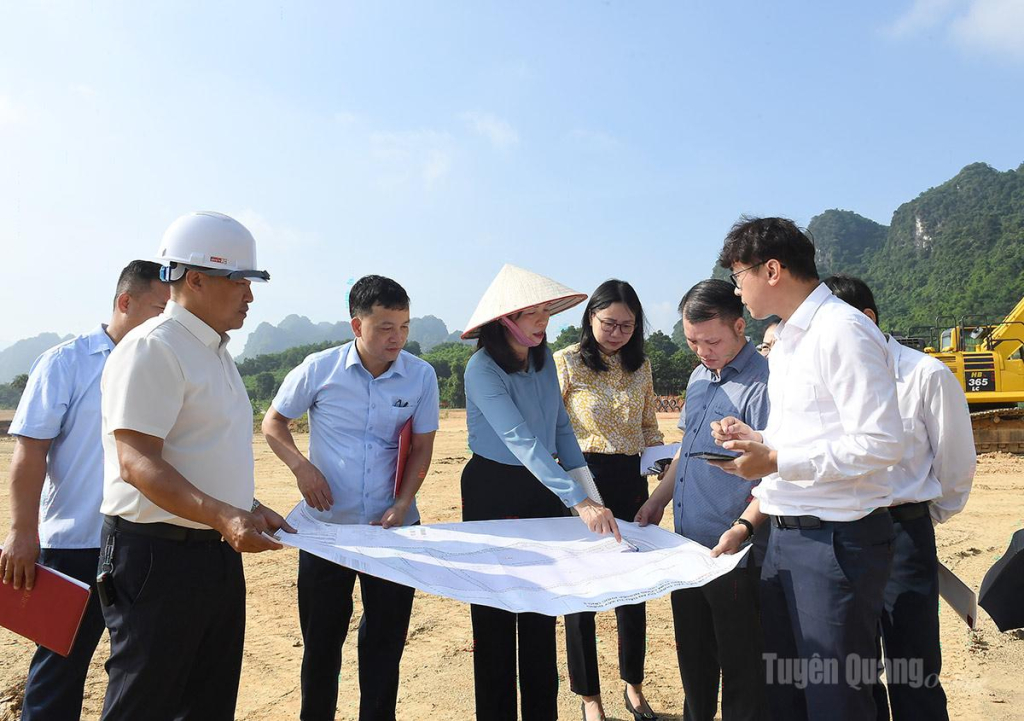 Đồng chí Phó Chủ tịch HĐND tỉnh Phạm Thị Minh Xuân và các thành viên đoàn giám sát xem sơ đồ quy hoạch thực hiện Dự án đầu tư xây dựng và kinh doanh hạ tầng Cụm công nghiệp Phúc Ứng 2.