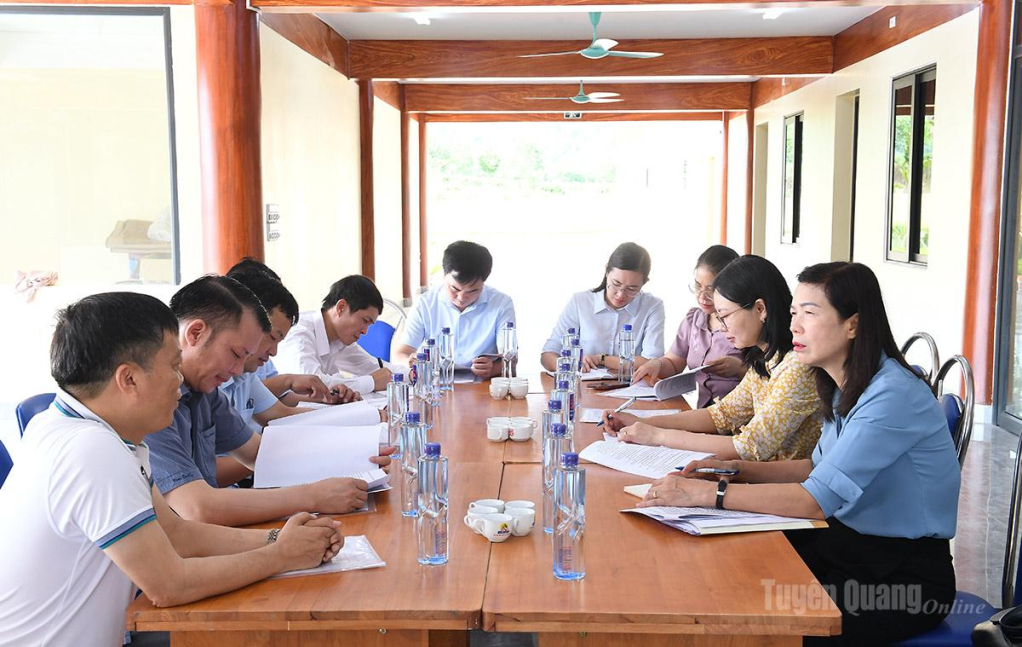 Đồng chí Phó Chủ tịch HĐND tỉnh Phạm Thị Minh Xuân và đoàn giám sát làm việc với đơn vị đầu tư Dự án đầu tư xây dựng cơ sở hoả táng Vĩnh Hằng Tuyên Quang tại xã Sơn Dương.