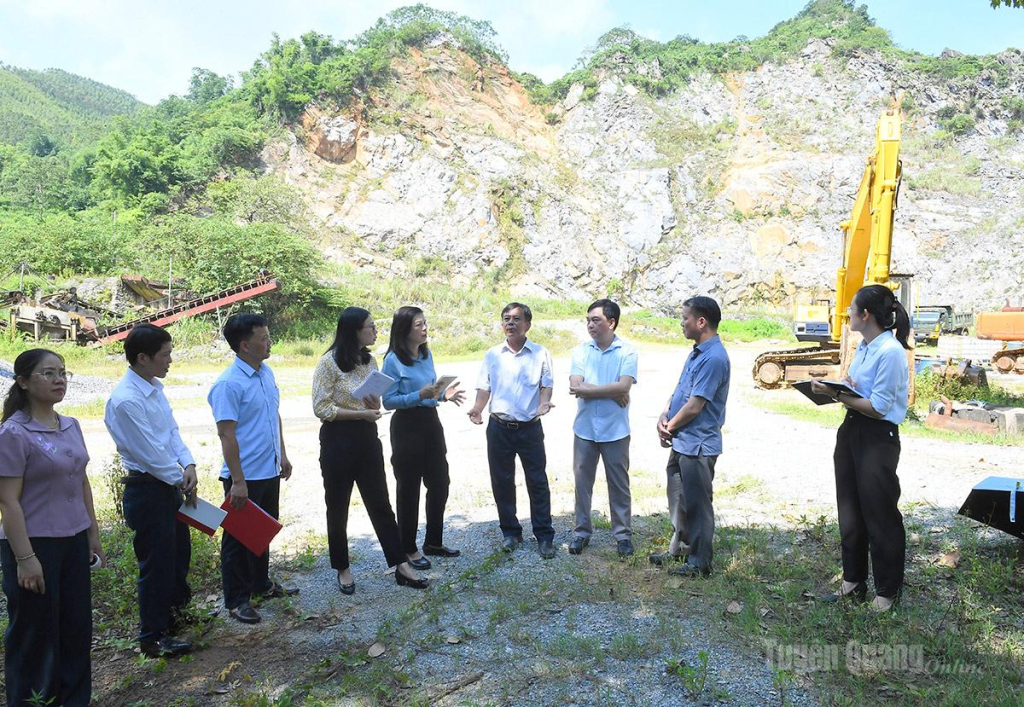 Đồng chí Phó Chủ tịch HĐND tỉnh Phạm Thị Minh Xuân và các thành viên đoàn giám sát khảo sát tại khu vực thực hiện Dự án thăm dò và khai thác mở rộng mỏ đá vôi An Đinh tại xã Sơn Dương.