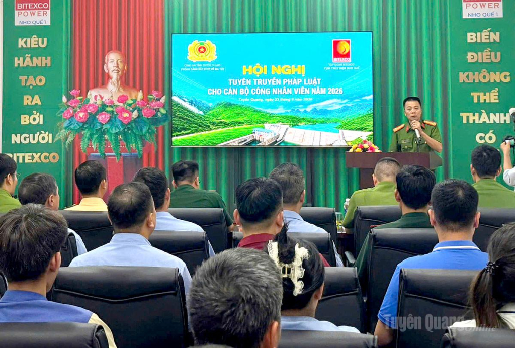 Thượng tá Cao Trung Sơn tại buổi tuyên truyền pháp luật cho cán bộ, công nhân viên Cụm thủy điện Nho Quế.