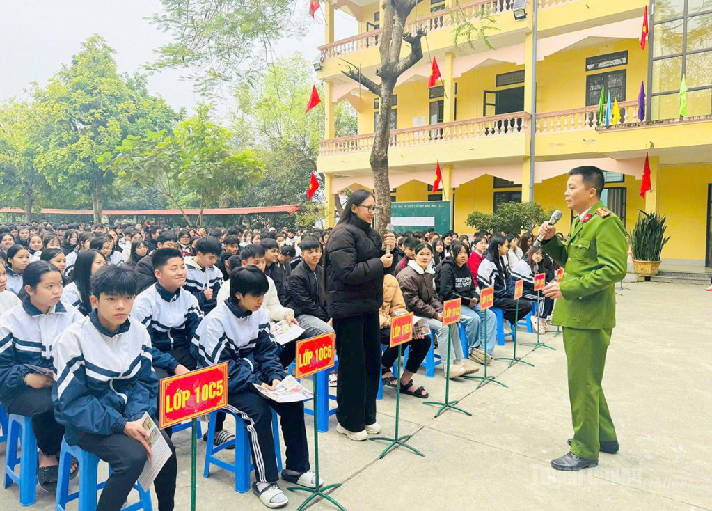 Thượng tá Cao Trung Sơn tuyên truyền, phổ biến, giáo dục pháp luật về phòng chống ma túy cho giáo viên, học sinh Trường THPT Yên Minh.