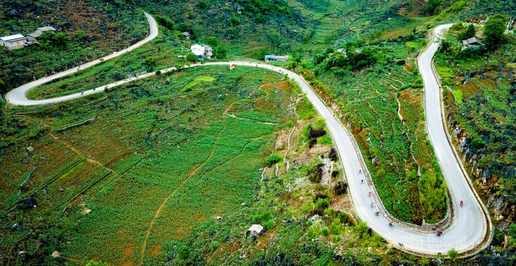 Cung đường vùng cao, khúc cua chữ M, xã Lũng Phìn. Ảnh: Quốc Việt