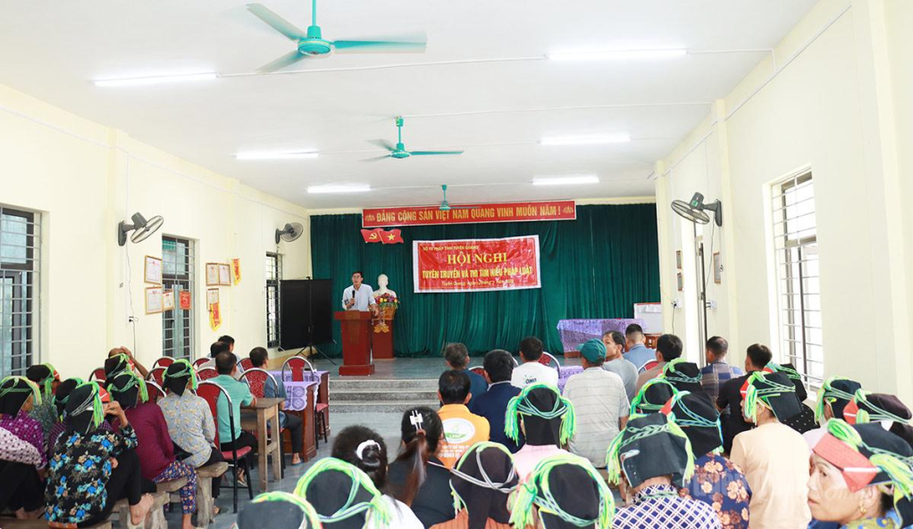 Quang cảnh buổi tuyên truyền pháp luật tại thôn Tham Vè, xã Cao Bồ.
