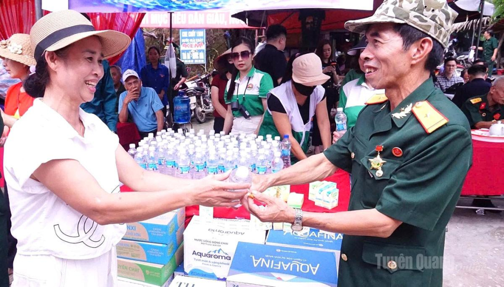 Các cựu chiến binh được hỗ trợ nước uống miễn phí.