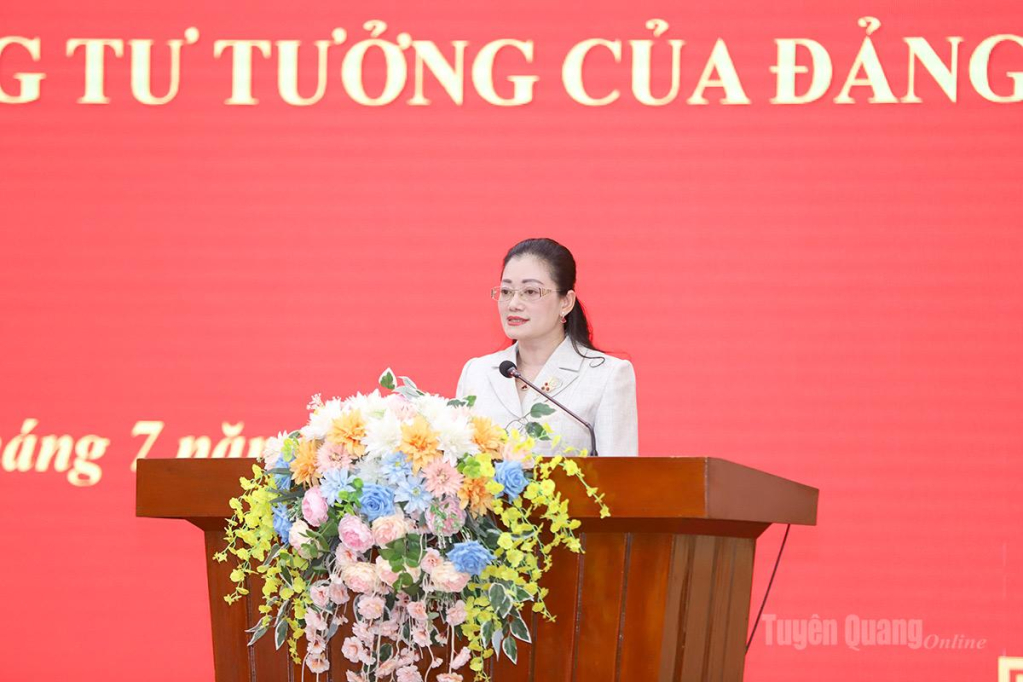 Phó Bí thư chuyên trách Đảng uỷ UBND tỉnh Vũ Thị Minh Hạnh phát biểu tại hội nghị.