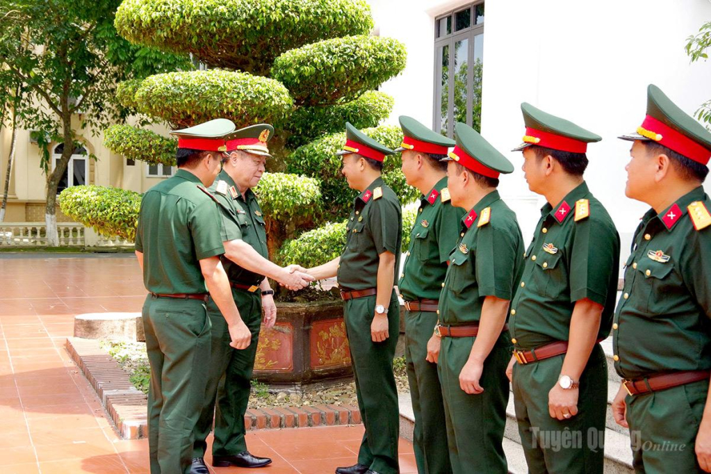 Đồng chí Đại tướng Nguyễn Trọng Nghĩa, Chủ nhiệm Tổng cục Chính trị Quân đội nhân dân Việt Nam gặp gỡ Thủ trưởng cơ quan Bộ CHQS tỉnh.
