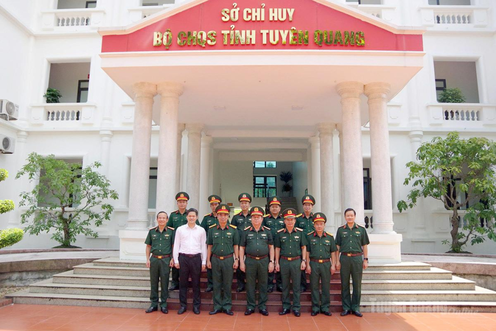 Đại tướng Nguyễn Trọng Nghĩa, Chủ nhiệm Tổng cục Chính trị Quân đội nhân dân Việt Nam cùng các đồng chí Thủ trưởng cơ quan Bộ CHQS tỉnh.