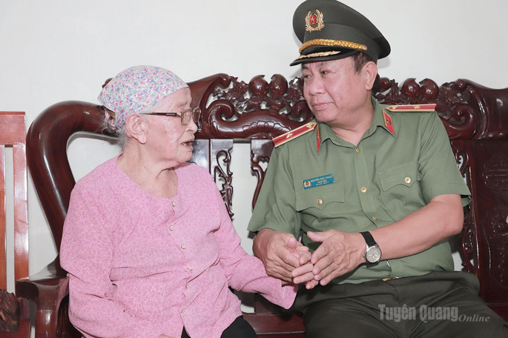 Thiếu tướng Nguyễn Đức Thuận, Ủy viên Ban Thường vụ Tỉnh ủy, Bí thư Đảng ủy, Giám đốc Công an tỉnh thăm hỏi, tặng quà bà Dương Thị Thanh, sinh năm 1930, trú tại thôn Thái Sơn Đông, xã Phú Lương, là Mẹ liệt sĩ Lại Văn Khoa.