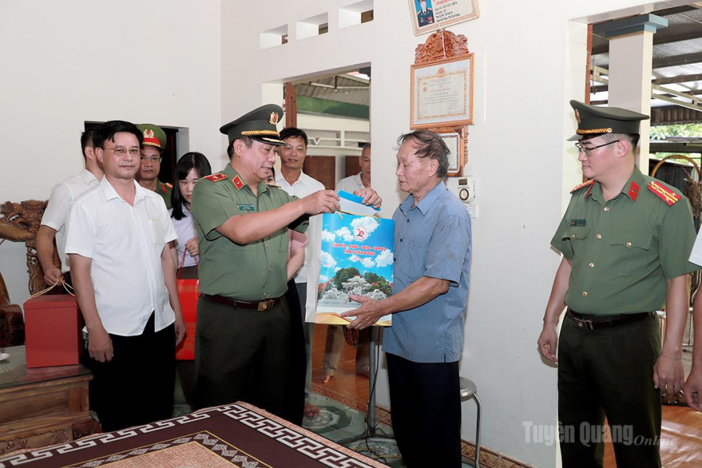 Thiếu tướng Nguyễn Đức Thuận, Ủy viên Ban Thường vụ Tỉnh ủy, Bí thư Đảng ủy, Giám đốc Công an tỉnh thăm hỏi, tặng quà ông Trần Đức Thiềm, sinh năm 1957, trú tại thôn Ấp Mới, xã Sơn Thủy, là bệnh binh tỷ lệ tổn thương cơ thể 61%.
